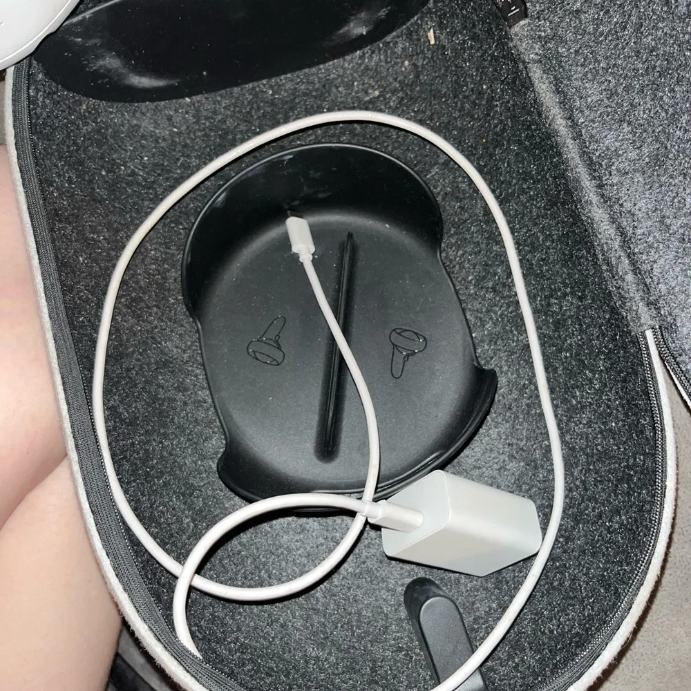 I’m selling this oculus it’s only been used 5 times and I’ve had it for a year.